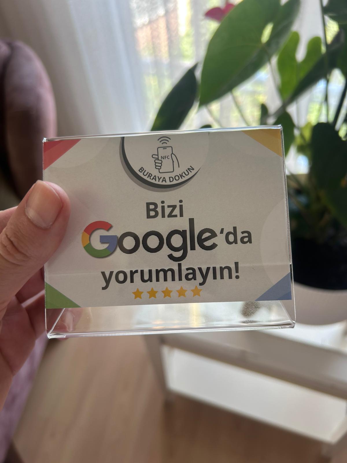 Elde tutulan NFC Google yorum kartı