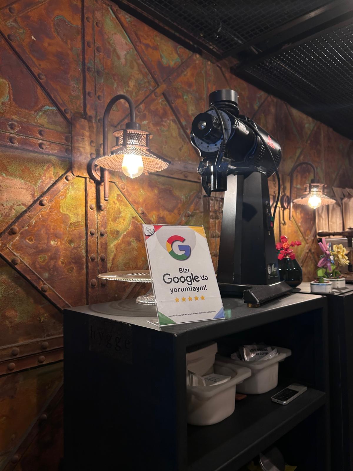 Kafe tezgahında Google yorum NFC standı