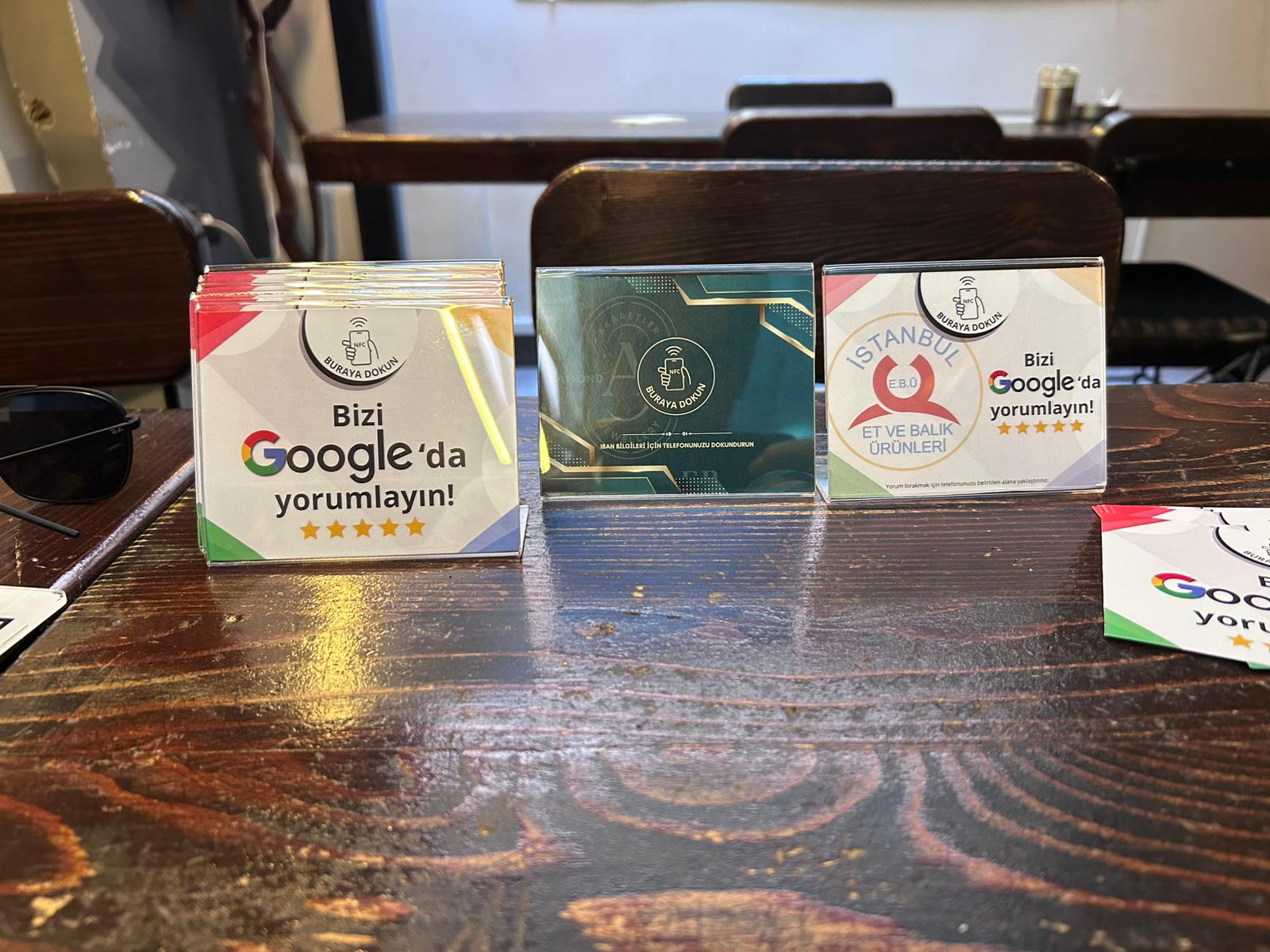 Restoran masasında Google yorum ve IBAN standları